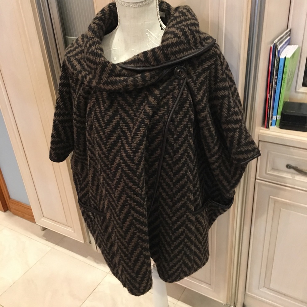 Shyloh chevron batwing coat/cape taupe/ deep Black